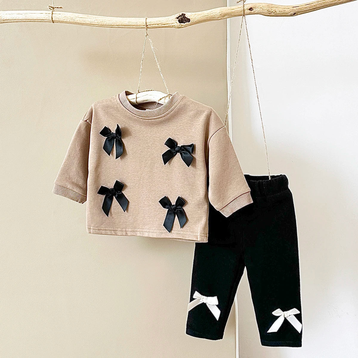 Fiyonklu İlkbahar & Sonbahar Konforu – 2 Parça Bebek Seti